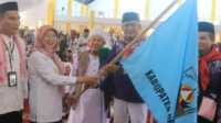 Wakil Bupati Dharmasraya, Leli Arni, melepas 182 Jamaah Calon Haji (JCH) di Masjid Agung Dharmasraya, Rabu (21/5/2025). (Humas Pemkab Dharmasraya)