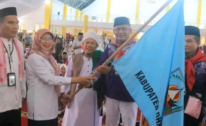 calon haji Dharmasraya Wakil Bupati Dharmasraya, Leli Arni, melepas 182 Jamaah Calon Haji (JCH) di Masjid Agung Dharmasraya, Rabu (21/5/2025). (Humas Pemkab Dharmasraya)