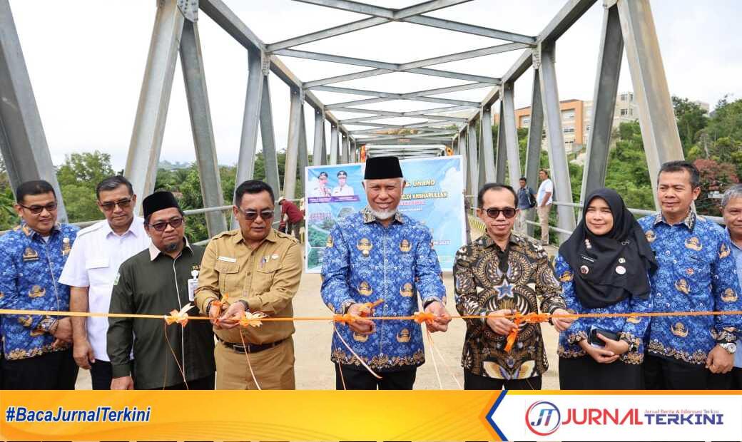 gubernur Mahyeldi resmikan jembatan Gubernur Mahyeldi Resmikan Lima Jembatan Strategis Senilai Rp30,7 Miliar di Sumbar, Selasa (17/06/2025). (Foto Adpim Sumbar).