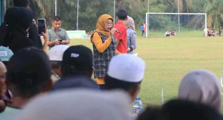 himapelpala cup Wakil Bupati Dharmasraya, Leli Arni, menyaksikan partai final sekaligus menutup Turnamen Sepak Bola HIMAPELPALA Cup VI dalam rangka menyambut Hari Ulang Tahun ke-16 Himpunan Mahasiswa Pelajar Padang Laweh (HIMAPELPALA) di Lapangan Sepakbola Sutan Bagindo Muhammad, Nagari Muara Sopan, Kecamatan Padang Laweh, Sabtu (24/05/2025). (Humas Pemkab Dharmasraya)