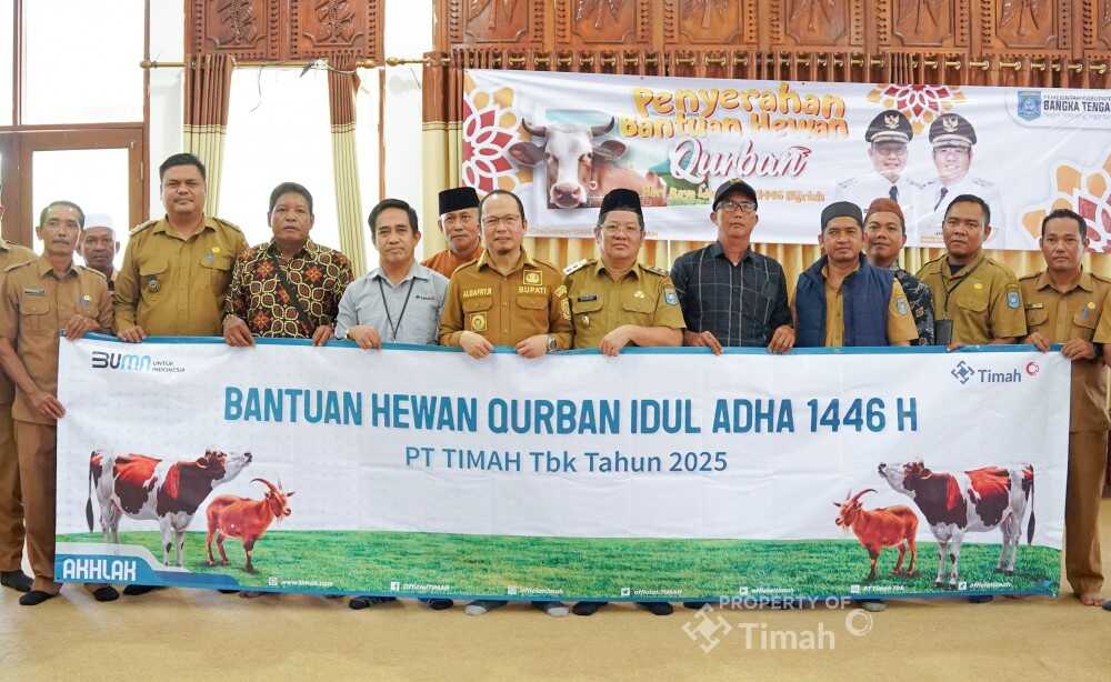 PT Timah secara simbolis menyerahkan hewan kurban untuk masyarakat kepada Bupati Bangka Tengah Algafry Rahman di Pendopo Rumah Dinas Bupati, Selasa (03/06/2025). (Timah)