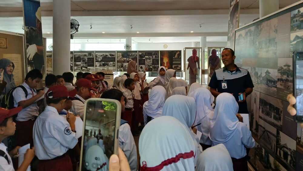 museum timah indonesia mentok Museum Timah Indonesia Mentok kedatangan ratusan pelajar dari SD Negeri 22 Mentok yang terdiri dari kelas I, II dan III pada Senin (16/6/2025). (timah)