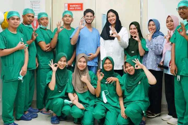 operasi katarak gratis Dharmasraya Bupati Dharmasraya, Annisa Suci Ramadhani berpose dengan tim medis operasi katarak gratis di RSUD Sungai Dareh, Sabtu (10/5/2025). (Humas Pemkab Dharmasraya)