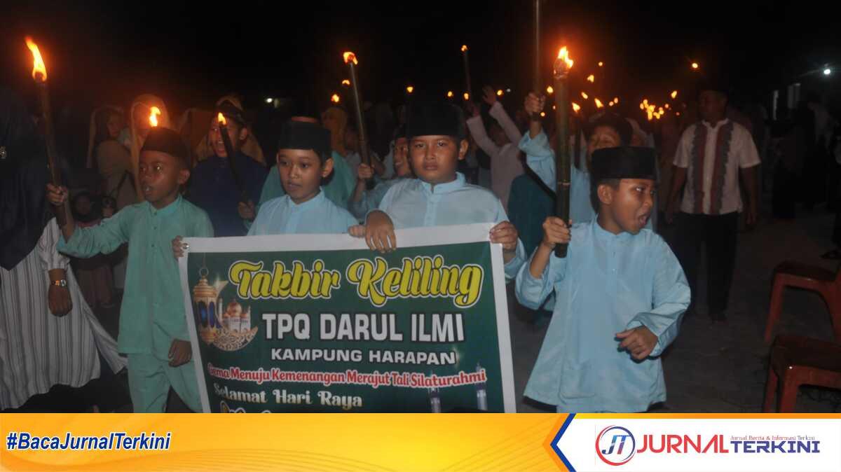Masyarakat RW 001 dan RW 002 Kampung Harapan Kelurahan Harjosari telah menggelar Pawai obor dalam rangka memperingati hari raya Idul Adha 1446 H/2025 M di Masjid Al-Mujahidin, Kampung Harapan, Kelurahan Harjosari, Kamis (05/06/2025) malam. (Edy kencana)