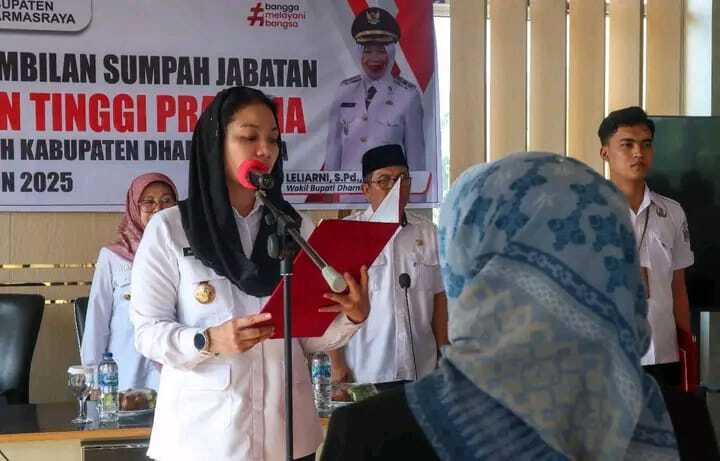 pelantikan pejabat Dharmasraya Bupati Dharmasraya, Annisa Suci Ramadhani, secara resmi melantik dan mengambil sumpah jabatan Yosta Defina sebagai Kepala Dinas Kesehatan Kabupaten Dharmasraya, Rabu (28/06/2025). (Humas Pemkab Dharmasraya)