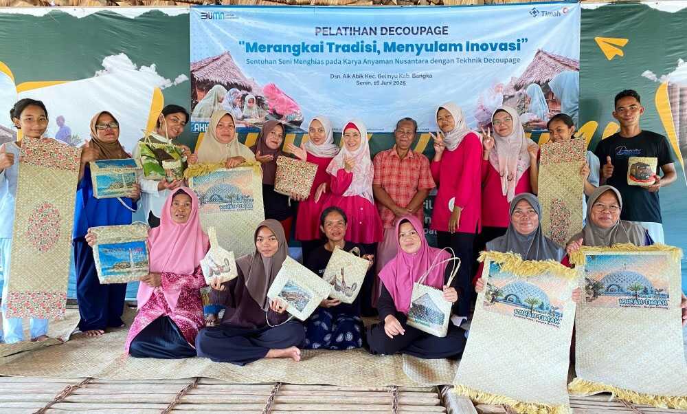 PT Timah menggelar pelatihan decoupage 'Merangkai Tradisi, Menyulam Inovasi' sentuhan seni menghias pada karya anyaman Nusantara dengan teknik decoupage bagi masyarakat adat Mapur di Kampung Adat Gebong Memarong, Dusun Air Abik, Desa Gunung Muda, Kabupaten Bangka pada Senin (16/6/2025). (timah)