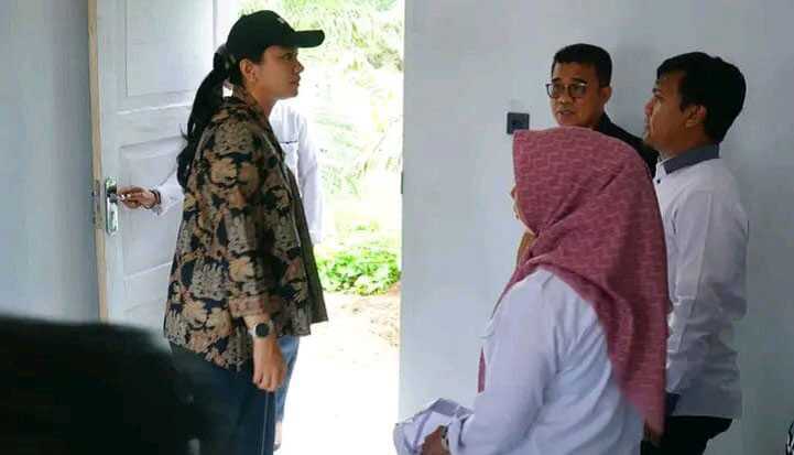 Bupati Dharmasraya, Annisa Suci Ramadhani, bersama sejumlah kepala OPD dan pihak pengembang, meninjau Komplek Perumahan Ranah Tibarau di Nagari IV Koto Pulau Punjung, Rabu (4/6/2025). (humas pemkab dharmasraya)