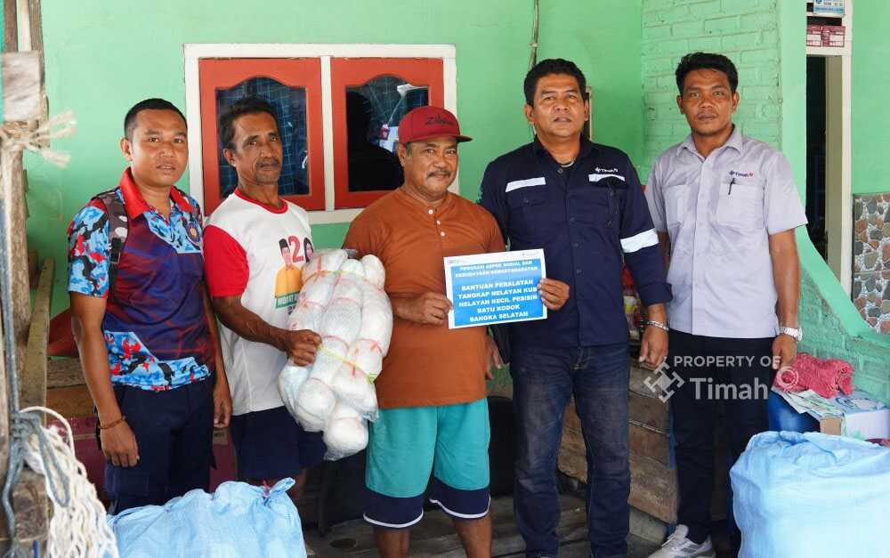 PT Timah Tbk memberikan bantuan alat tangkap ikan berupa jaring kepada kelompok nelayan KUB Nelayan Pesisir Batu Kodok di Kabupaten Bangka Selatan. (timah)
