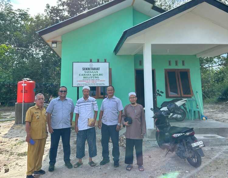 PT Timah menyerahkan bantuan kepada Yayasan Cahaya Qolbu Belitung yang akan membangun Pondok Pesantren An-Nur di Desa Padang, Kecamatan Manggar, Kabupaten Belitung Timur. (Timah)