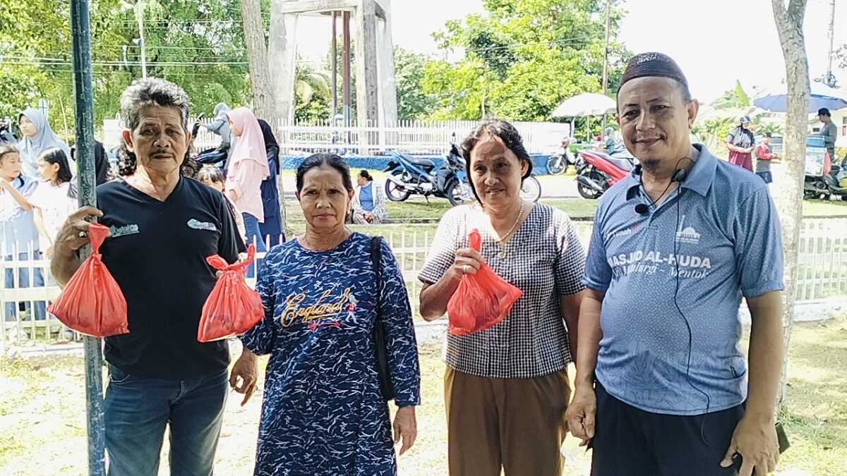 pt timah berkurban di bangka barat Beberapa warga menerima daging kurban yang disembelih di rumah potong (Jagal) yang berada di Komplek Divisi Processing and Refinery PT Timah, tepatnya di samping Masjid Al Huda, Sabtu (7/6/2025). (timah)