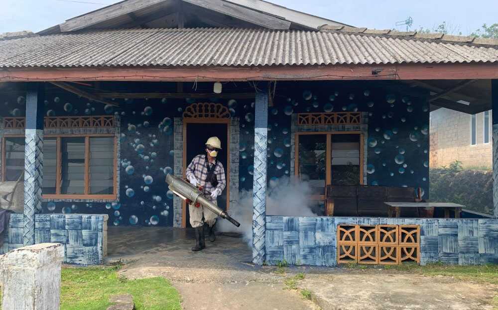 pt timah fogging dbd di karimun PT Timah Tbk melalui Division Head Area Kundur bergerak cepat melakukan pengasapan (fogging) untuk menanggulangi penyebaran wabah Demam Berdarah Dengue (DBD) di Dusun 1, Desa Gemuruh, Kecamatan Kundur Barat, Kabupaten Karimun, Kepulauan Riau, Rabu (11/6/2025). (timah)