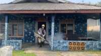 pt timah fogging dbd di karimun PT Timah Tbk melalui Division Head Area Kundur bergerak cepat melakukan pengasapan (fogging) untuk menanggulangi penyebaran wabah Demam Berdarah Dengue (DBD) di Dusun 1, Desa Gemuruh, Kecamatan Kundur Barat, Kabupaten Karimun, Kepulauan Riau, Rabu (11/6/2025). (timah)