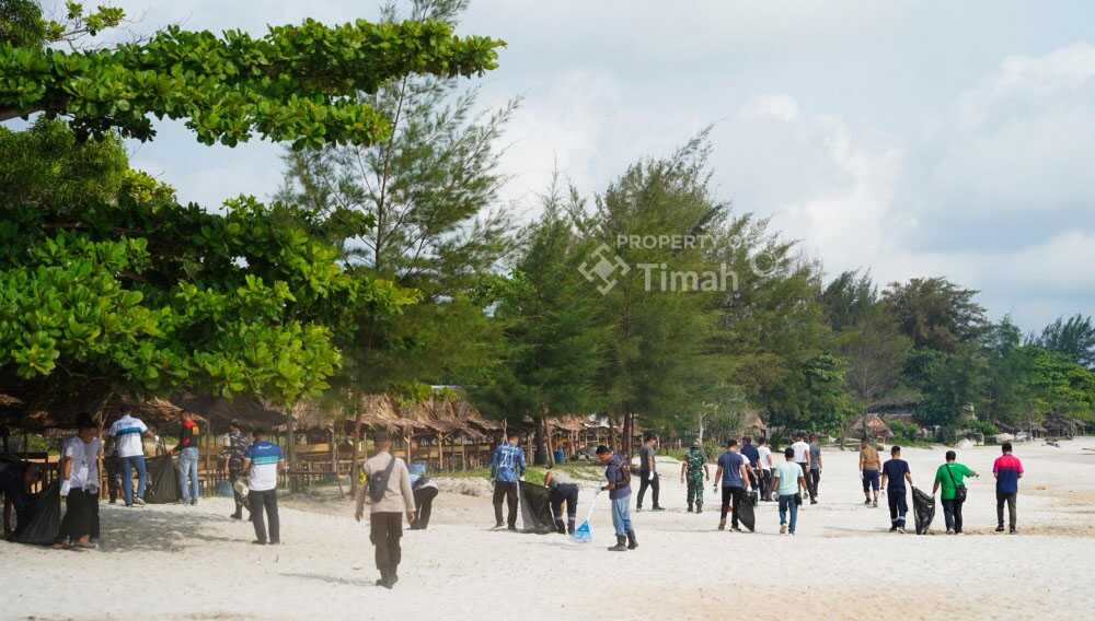 Hari Lingkungan Hidup Sedunia, PT Timah melalui Divisi Area Bangka Utara berkolaborasi dengan Kelompok Sadar Wisata (Pokdarwis) Desa Rambak melaksanakan aksi bersih pantai mengumpulkan sampah plastik pada Rabu (11/6/2025). (timah)