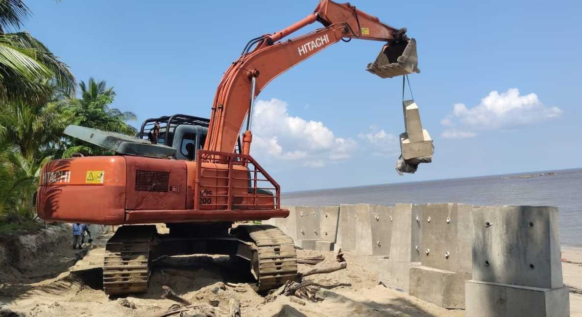 PT Timah memasang penahan abrasi sepanjang 150 meter di kawasan Pantai Asmara Dewi, Kelurahan Sawang, Kecamatan Kundur Barat, Kabupaten Karimun, Selasa (10/6/2025). (timah)