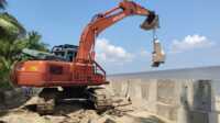 pt timah pasang penahan abrasi di karimun PT Timah memasang penahan abrasi sepanjang 150 meter di kawasan Pantai Asmara Dewi, Kelurahan Sawang, Kecamatan Kundur Barat, Kabupaten Karimun, Selasa (10/6/2025). (timah)