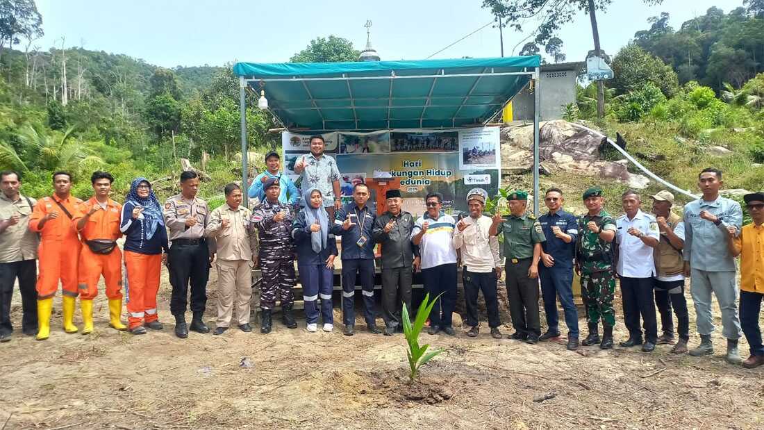 PT Timah Tbk menanam sebanyak 500 pohon produktif di kawasan Hutan Kemasyarakatan (HKm) Dusun Pelambung, Desa Pongkar, Kecamatan Tebing, Kabupaten Karimun, Kepulauan Riau, Rabu (11/6/2025). (timah)