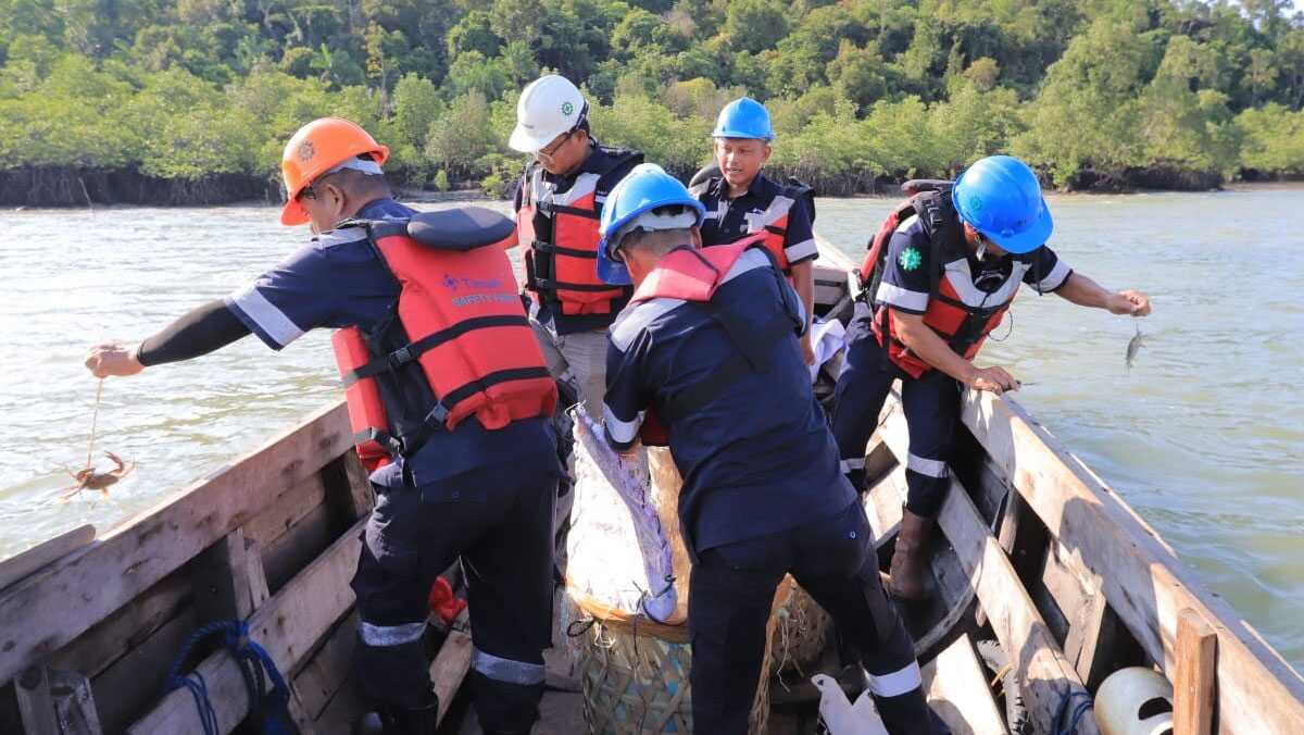 pt timah tebar kepiting bakau di karimun PT Timah melalui Division Area Kundur menebar 400 ekor kepiting bakau di Perairan Kundur, Kabupaten Karimun, Jumat (13/6/2025). (timah)