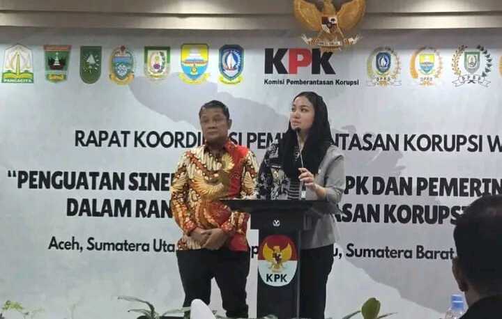 rakor korupsi Dharmasraya Bupati Dharmasraya, Annisa Suci Ramadhani, bersama Ketua DPRD Jemi Hendra, mengikuti rapat koordinasi nasional yang diselenggarakan oleh Komisi Pemberantasan Korupsi (KPK) RI, di Jakarta, Rabu (21/05/2025). (Humas Pemkab Dharmasraya)