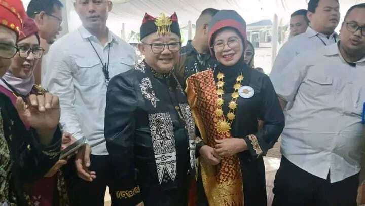 revitalisasi bahasa daerah Dharmasraya Kementerian Pendidikan Dasar dan Menengah Republik Indonesia menganugerahkan Piagam Penghargaan kepada Bupati Dharmasraya atas kinerja dan kepedulian tinggi dalam menyukseskan program pelestarian bahasa daerah melalui Revitalisasi Bahasa Daerah. (Humas Pemkab Dharmasraya)