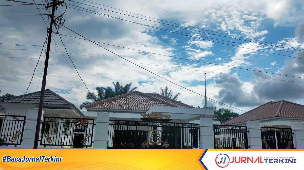 Rumah dinas Wakil Ketua I DPRD Kota Lubuklinggau terpantau tidak ditempati, meskipun anggaran untuk kegiatan penyediaan rumah tangga DPRD tetap tercantum dalam alokasi APBD. (JurnalTerkini.id/alam budi kesuma)