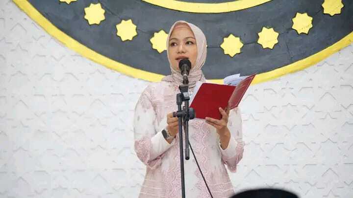 Bupati Dharmasraya, Annisa Suci Ramadhani melaksanakan Salat Idul Adha 1446 H/2025 M di Masjid Agung Dharmasraya pada Jumat (6/6/2025). (humas pemkab dharmasraya)