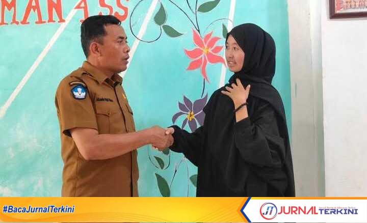 Kepala SMAN 4 Solsel bersama Fatimah Zahra, siswi yang berhasil lolos seleksi dan diterima di salah satu Universitas ternama di Turki, yaitu Istanbul Commerce University. (JurnalTerkini.id/Amryan)