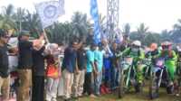 Event spektakuler bertajuk Trabas Bansos Adventure Trail Jelajah Alam SP Session 3 resmi dibuka pada Minggu (25/5/2025) di Lapangan Jorong Banjar Makmur SP 2, Nagari Sungai Langkok, Kecamatan Tiumang. (Humas Pemkab Dharmasraya)