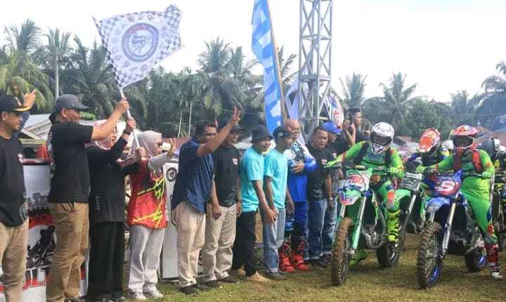 trabas bansos adventure trail Dharmasraya Event spektakuler bertajuk Trabas Bansos Adventure Trail Jelajah Alam SP Session 3 resmi dibuka pada Minggu (25/5/2025) di Lapangan Jorong Banjar Makmur SP 2, Nagari Sungai Langkok, Kecamatan Tiumang. (Humas Pemkab Dharmasraya)