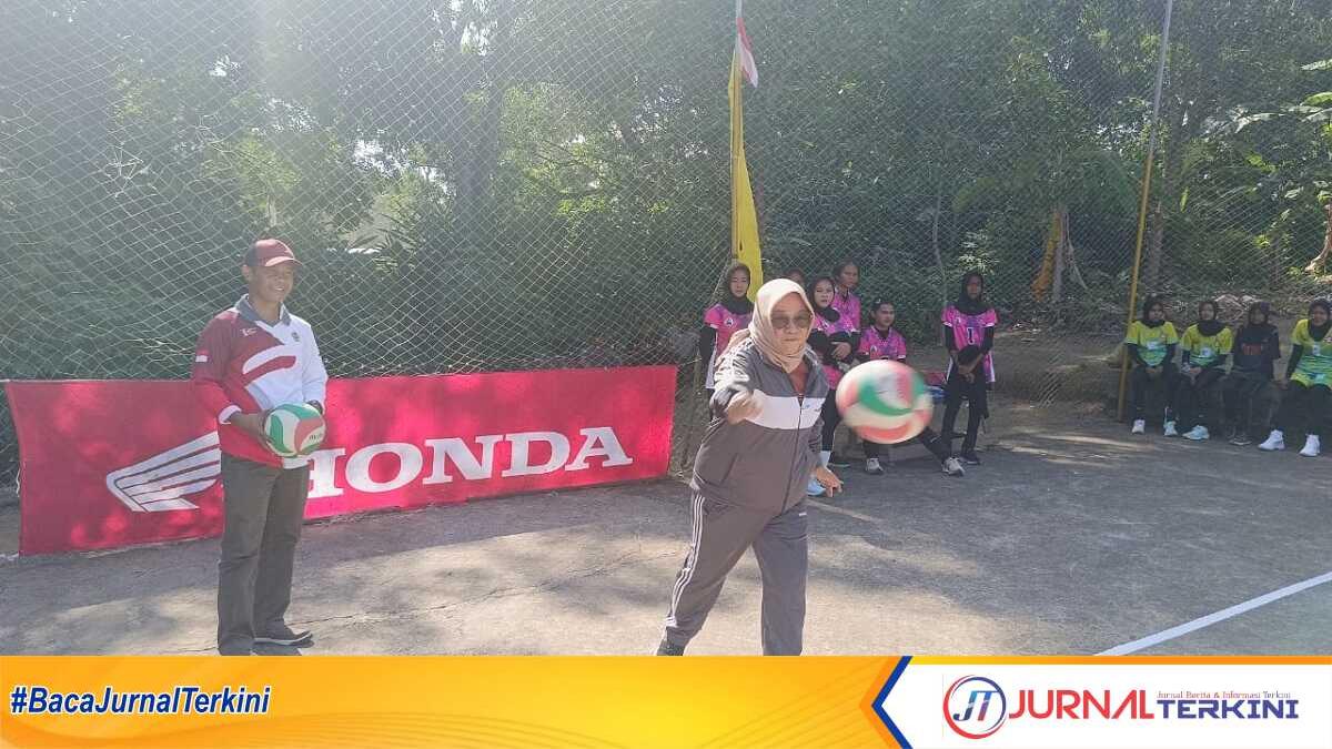 Ketua Komite Olahraga Nasional (KONI) Kabupaten Karimun Sri Rezeki, membuka secara resmi turnamen bola voli putri U-20 se-Kabupaten Karimun Tahun 2025 dengan tema “Tetap Junjung Tinggi Sportivitas” di Batu Lipai, Minggu (22/06/2025). (JurnalTerkini.id/edy kencana)