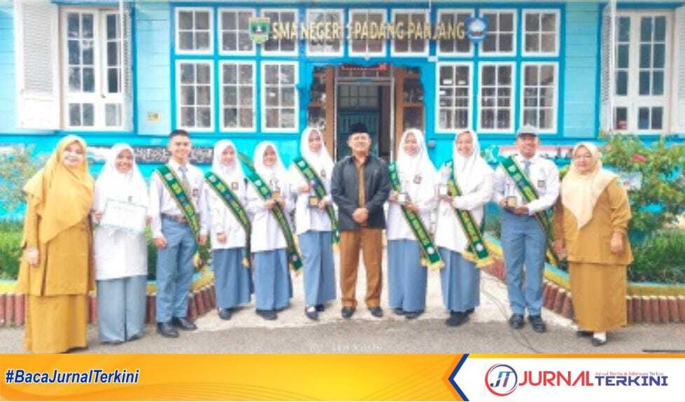 Siswa SMAN 1 Padang Panjang yang meraih prestasi pada Duta Genre tingkat Kota Padang Panjang. (JurnalTerkini.id/diona)