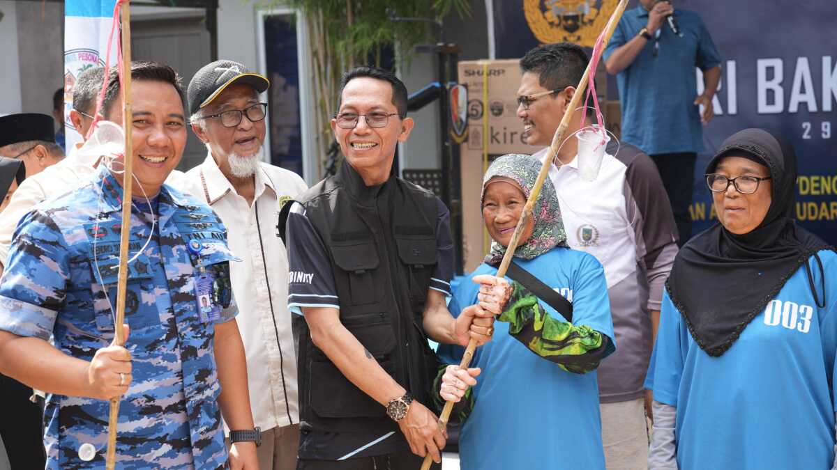 Festival mancing ngarong Batam Kepala BP Batam sekaligus Wali Kota Batam, Amsakar Achmad, secara resmi membuka Festival Mancing Ngarong V di Pantai Camar Teluk Mata Ikan, Nongsa, Minggu (20/7/2025), dalam rangka memperingati Hari Bakti TNI AU ke-78. (Foto: humasbpbatam)