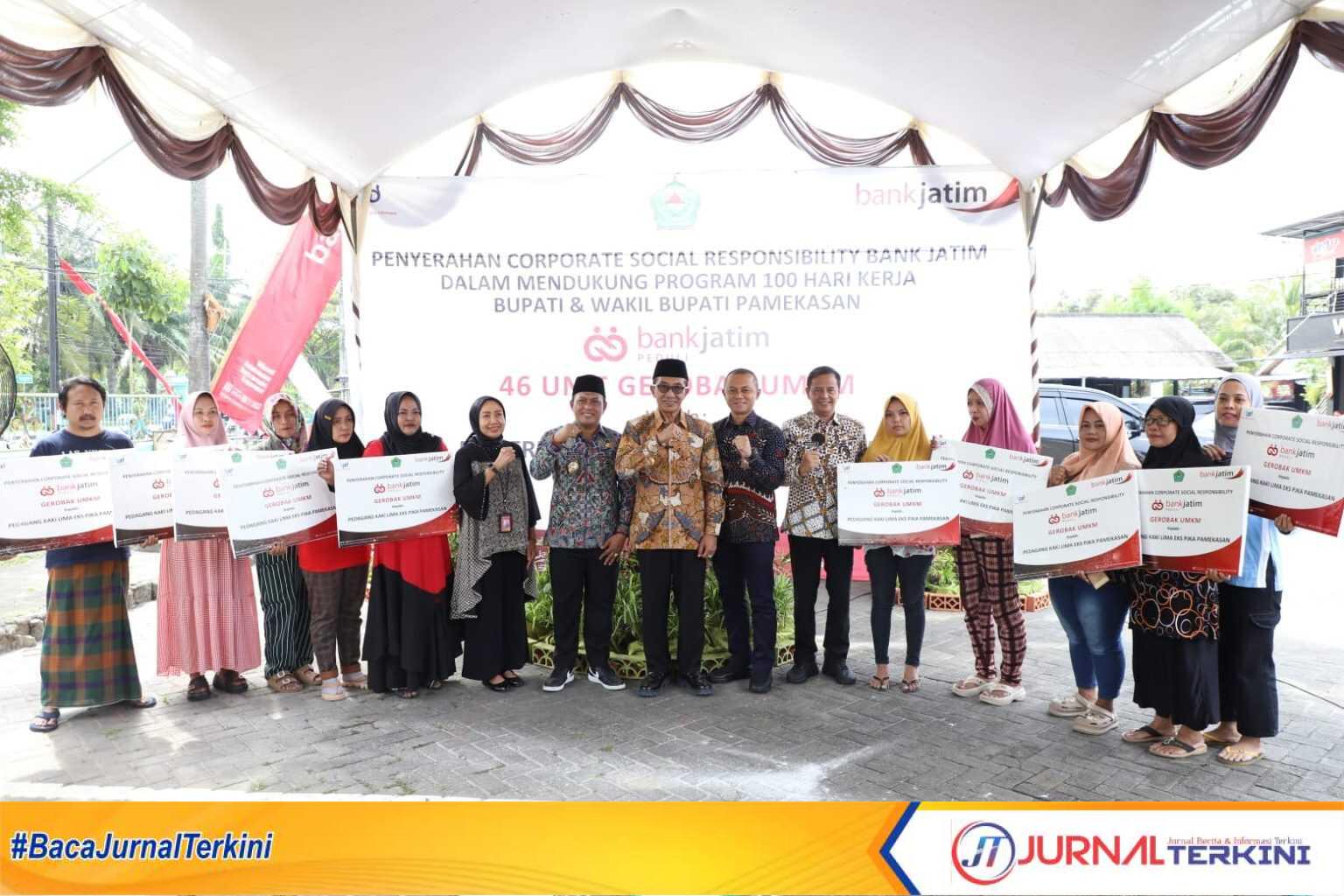 Bupati dan Wakil Bupati Pamekasan bersama pimpinan Bank Jatim Pamekasan serahkan 46 unit gerobak UMKM