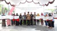 Bupati dan Wakil Bupati Pamekasan bersama pimpinan Bank Jatim Pamekasan serahkan 46 unit gerobak UMKM