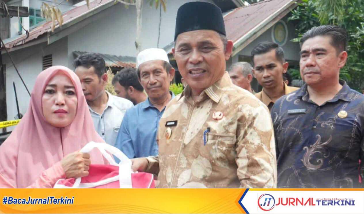 IMG-20250703-WA0051 Ket foto: Bupati Inhil, Haji Herman, saat menyerahkan bantuan kepada korban kebakaran, Kamis (3/7/2025).