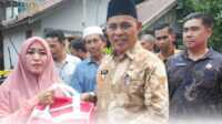 IMG-20250703-WA0051 Ket foto: Bupati Inhil, Haji Herman, saat menyerahkan bantuan kepada korban kebakaran, Kamis (3/7/2025).