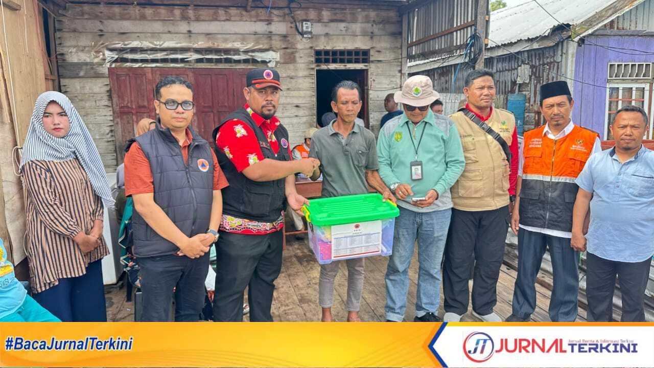 Ket foto: Saat penyerahan bantuan kepada korban angin puting beliung.