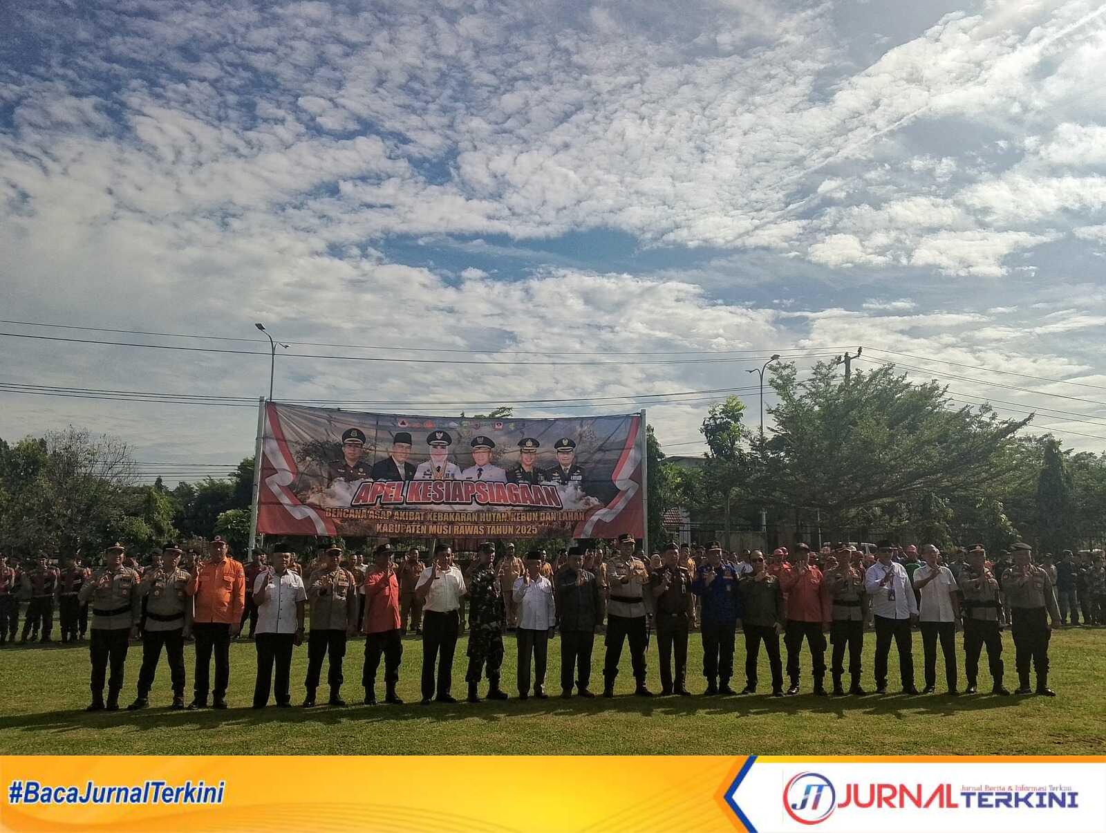 Pemerintah Kabupaten Musi Rawas (Pemkab Mura) menggelar Apel Kesiapsiagaan Bencana Karhutla yang dilaksanakan secara khidmat dan penuh semangat di Halaman Kantor Bupati Musi Rawas, Rabu pagi (16/7/2025). (JurnalTerkini.id/alam budi kesuma)