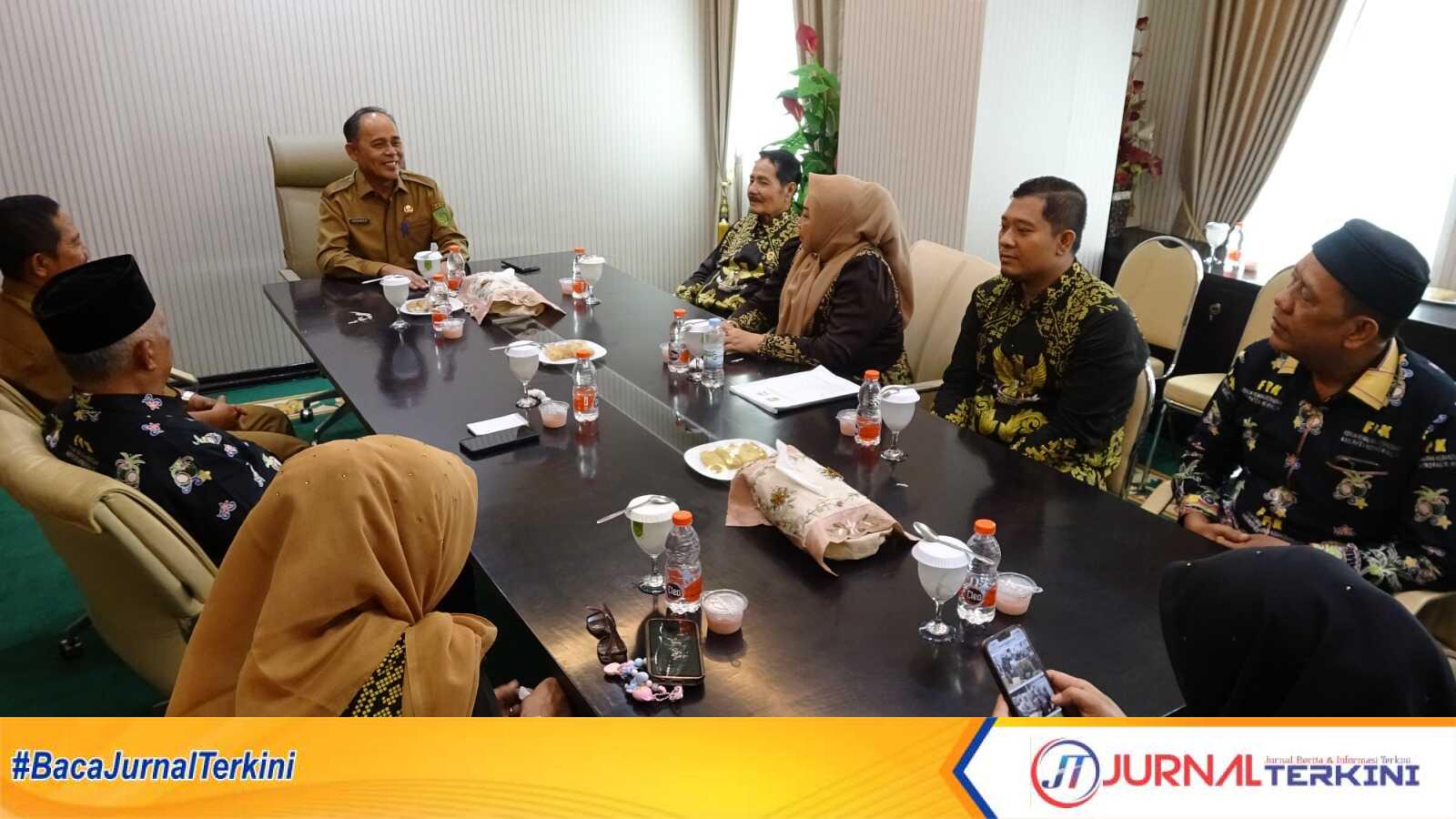 IMG-20250716-WA0075 Ket foto: Silahturahmi Pengurus FPK Provinsi Riau di ruang rapat lantai 4 Kantor Bupati Inhil, Selasa (15/7/2025).