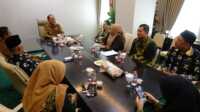 IMG-20250716-WA0075 Ket foto: Silahturahmi Pengurus FPK Provinsi Riau di ruang rapat lantai 4 Kantor Bupati Inhil, Selasa (15/7/2025).