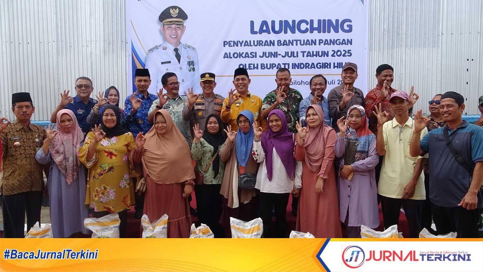 IMG-20250717-WA0060 Ket foto: Bupati Inhil, Haji Herman, saat membuka launching penyaluran bantuan pangan, Kamis (17/7/2025).