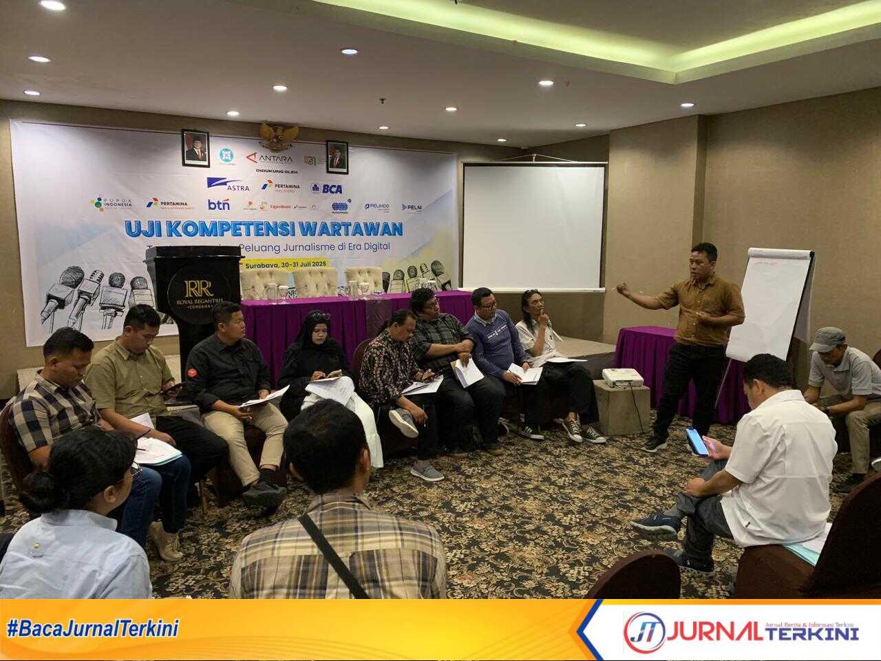 IMG-20250730-WA0087 Salah satu peserta UKW Madya saat presentasi usai rapat redaksi