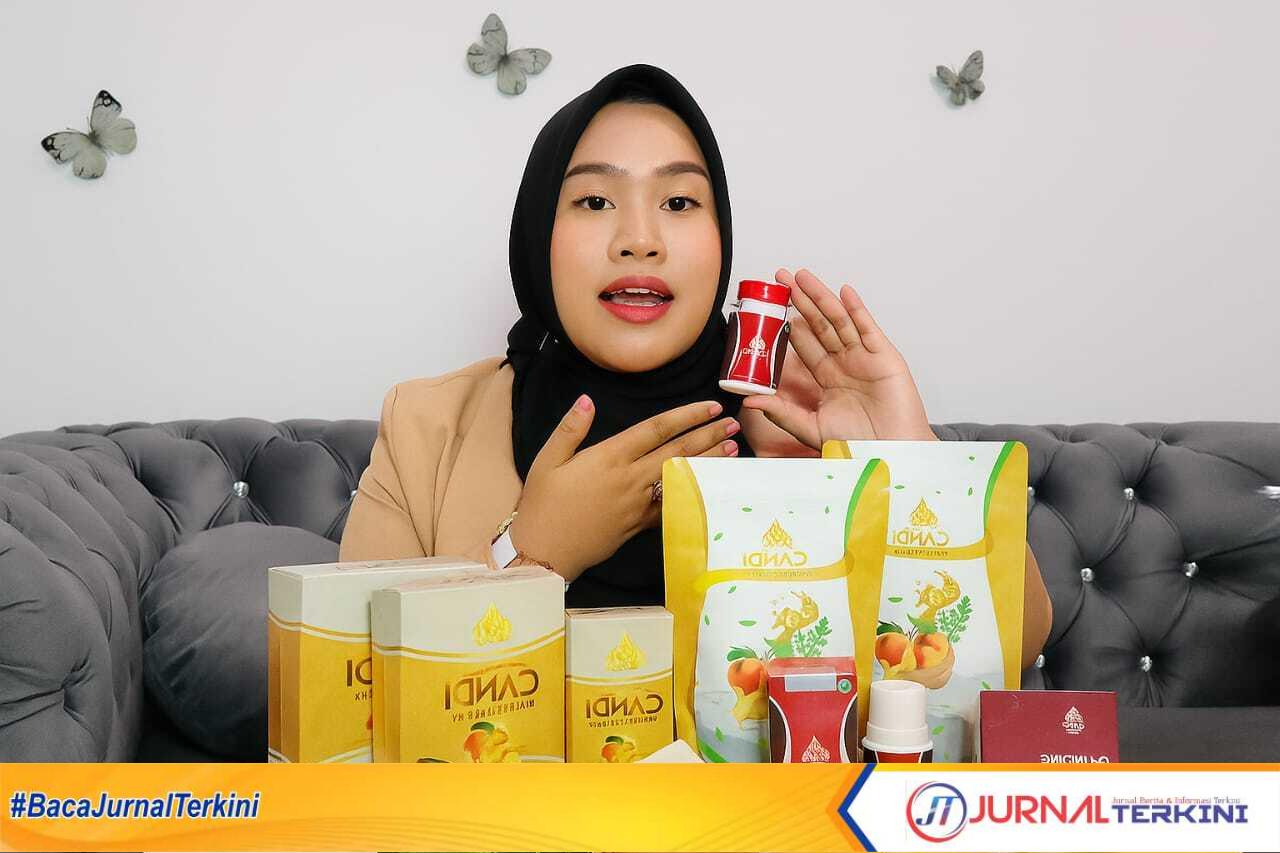 Kurnia Pramadhani Mulyono, Distributor Candi Beauty Slim, menjelaskan beberapa produk kecantikan dan diet herbal yang saat ini banyak diminati oleh kalangan Wanita di Rumahnya Pamekasan, Rabu (30/07/2025) malam.
