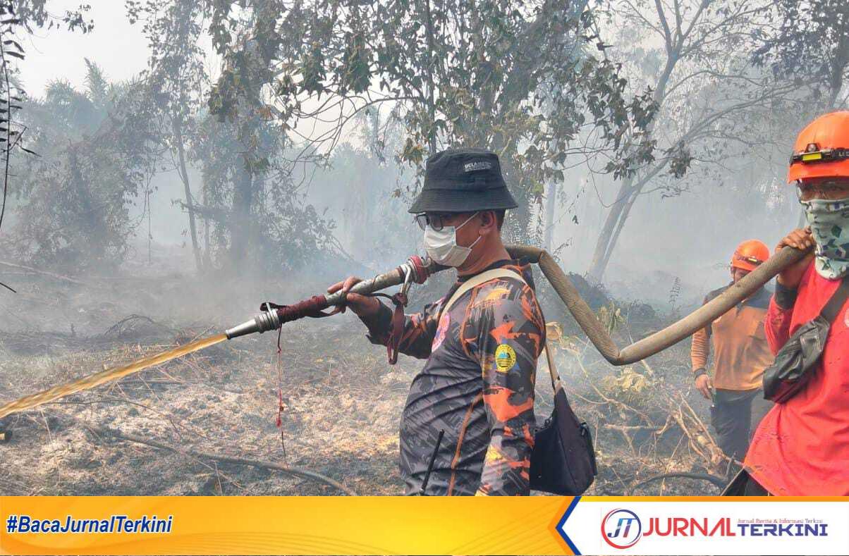 Ket foto: Tim TRC BPBD Inhil saat melakukan pemadaman kebakaran hutan di Desa Bayas Jaya, Kecamatan Kempas.