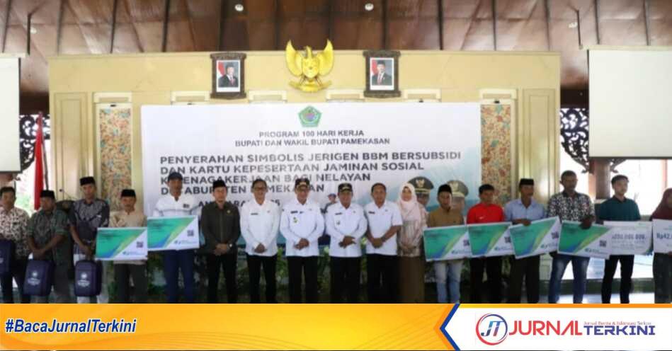 Bupati Pamekasan dan jajarannya saat menyalurkan bantuan jeriken dan bpjs ketenaga kerjaan kepada nelayan di Mandhapa Aghung Ronggosukowati Bupati Pamekasan dan jajarannya saat menyalurkan bantuan jeriken dan bpjs ketenaga kerjaan kepada nelayan di Mandhapa Aghung Ronggosukowati