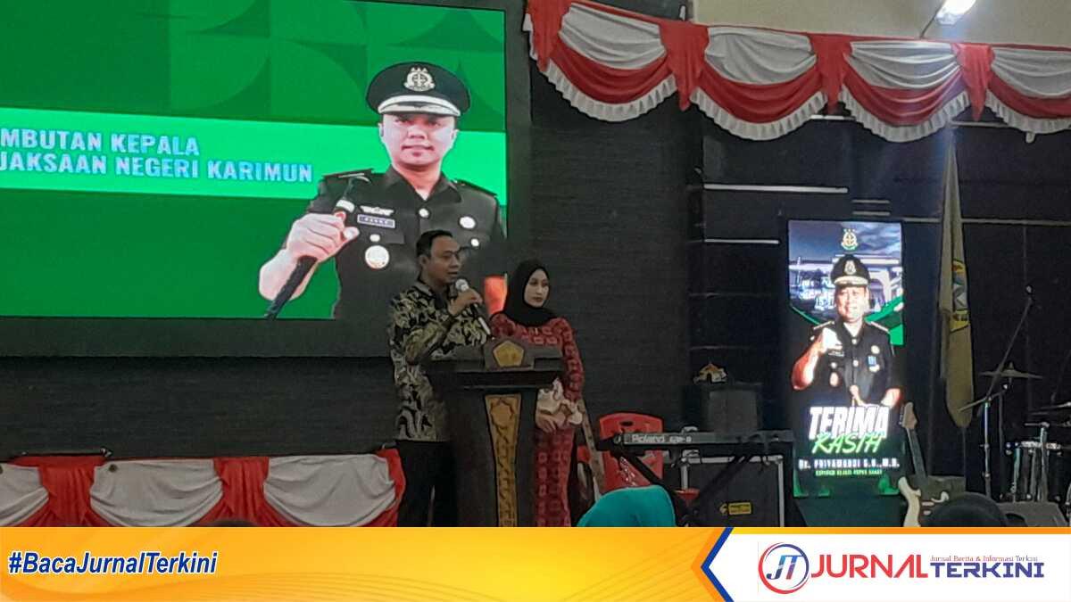 Kajari Karimun denny wicaksono Kepala Kejaksaan Negeri (Kajari) Karimun yang baru, Denny Wicaksono beserta istri dalam acara pisah sambut di Gedung Nasional, Tanjung Balai Karimun, Rabu (23/7/2025) malam. (JurnalTerkini.id/rusdi)