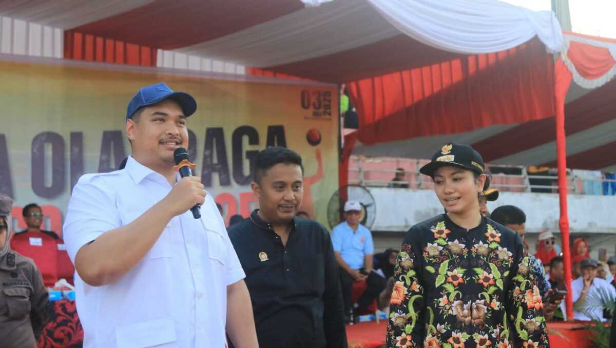 Kebangkitan olahraga Dharmasraya Menteri Pemuda dan Olahraga Republik Indonesia, Dito Ariotedjo, Wagub Sumbar Vasko Ruseimy dan Bupati Dharmasraya Annisa Suci Ramadhani, Kamis (03/07/2025), menghadiri Parade Talenta Olahraga yang digelar megah di Komplek Sport Center Dharmasraya, Koto Baru. (Diskominfo Dharmasraya)