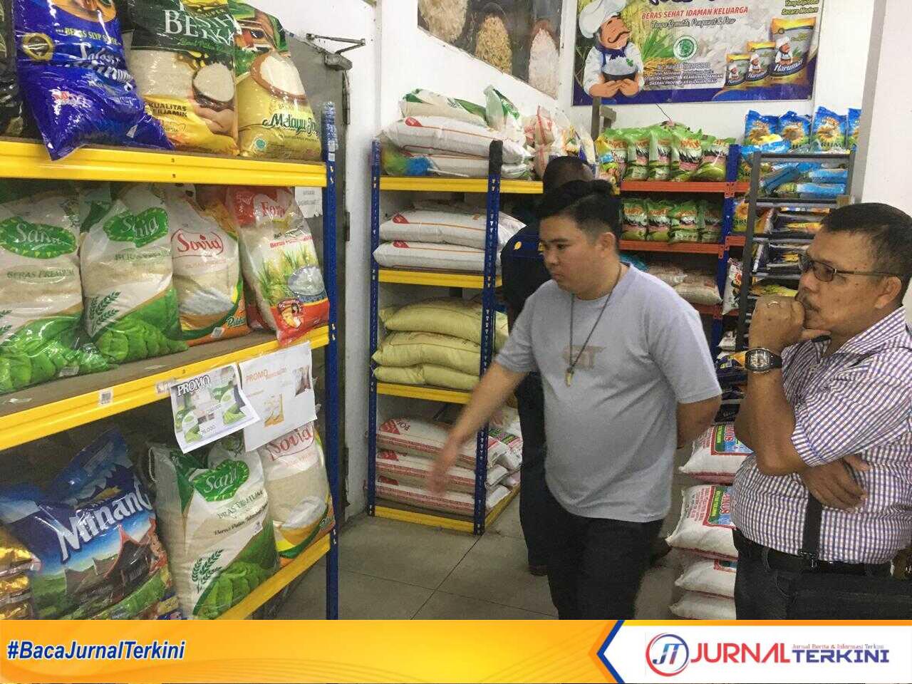 Ketua Progib Karimun Jantro ketika berbincang dengan alex tentang langkanya beras dipasaran f,TRI (1)