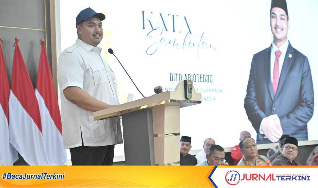 Menpora di padang Menpora RI, Dito Ariotedjo saat beri sambutan pada acara pelantikan Vasko Ruseimy sebagai Ketua IPSI Sumbar. (Foto Adpim Sumbar).