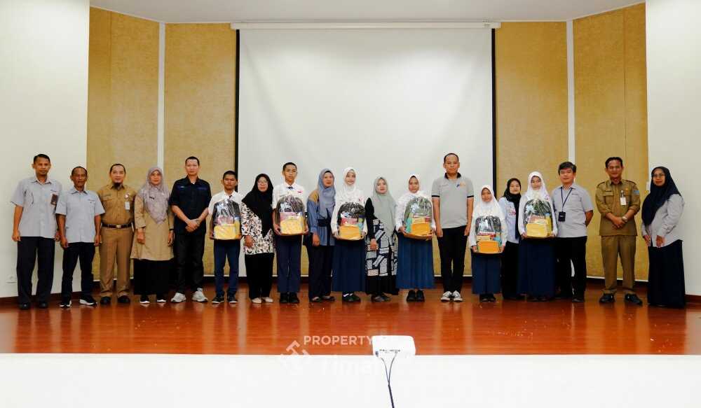 Serah terima peserta didik baru program Pemali Boarding School PT Timah Tahun Ajaran 2025/2026 atau angkatan ke 24 di Gedung Cassiterite Learning Center PT Timah, Pemali, Kabupaten Bangka, Senin (7/7/2025). (Timah)