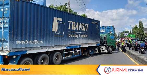 Screenshot_2025-07-30-14-58-37-66_6012fa4d4ddec268fc5c7112cbb265e7 Sebuah truk trailer bermuatan biji plastik mengalami mogok akibatkan macet arus lalu lintas di jalur utama Ungaran-Bawen, tepatnya di Jalan Diponegoro, Kabupaten Semarang./Dok.Foto.Jk_Zed.(jurnalterkini.id/Ponco)